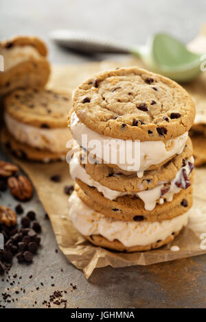 Ice Cream Sandwiches mit chocolate Chip cookies Stockfoto