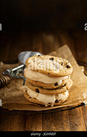 Ice Cream Sandwiches mit chocolate Chip cookies Stockfoto