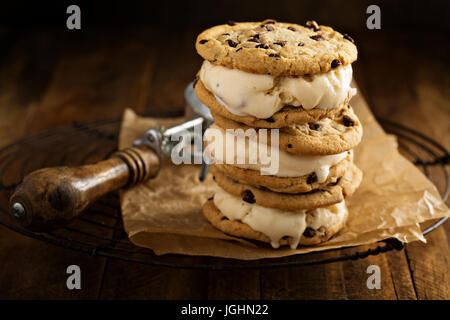 Ice Cream Sandwiches mit chocolate Chip cookies Stockfoto