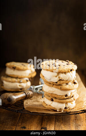 Ice Cream Sandwiches mit chocolate Chip cookies Stockfoto