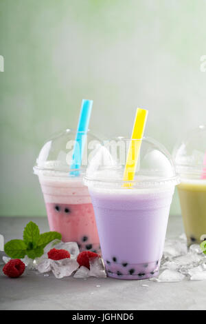 Vielzahl von Bubble Tea in Plastikbechern Stockfoto