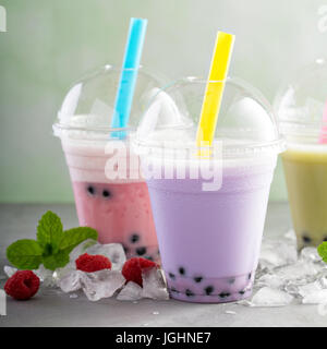 Vielzahl von Bubble Tea in Plastikbechern Stockfoto