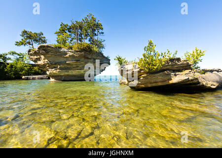 Rübe Rock am Lake Huron in Port Austin Michigan. Ein Unterwasser-Blick zeigt Felsen unter der klaren Oberfläche des Wassers Stockfoto