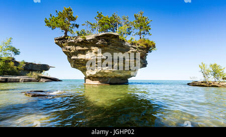 Rübe Rock am Lake Huron in Port Austin Michigan. Ein Unterwasser-Blick zeigt Felsen unter der klaren Oberfläche des Wassers Stockfoto