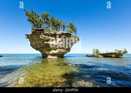 Rübe Rock am Lake Huron in Port Austin Michigan. Ein Unterwasser-Blick zeigt Felsen unter der klaren Oberfläche des Wassers Stockfoto