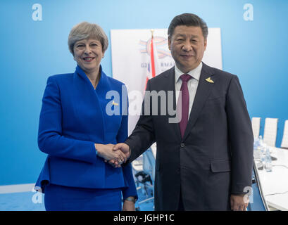 Premierminister Theresa May schüttelt chinesischen Staatspräsidenten Xi Jinping Hand, wie sie ein bilaterales Treffen halten wie sie ein bilaterales Treffen während des G20-Gipfels in Hamburg, Deutschland. Stockfoto