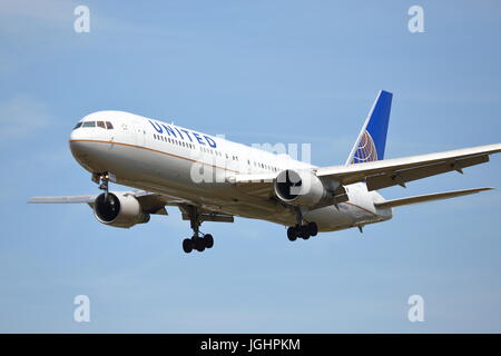 United Airlines Boeing 767-300ER N642UA Annäherung an London Heathrow Flughafen, Großbritannien Stockfoto