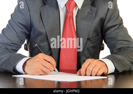 Geschäftsmann in rote Krawatte unterzeichnet Vertrag isoliert auf weißem Hintergrund. Business-Vertrag-Konzept. Stockfoto