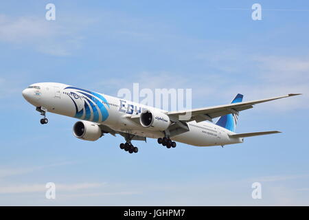 EgyptAir Boeing 777-300ER SU-GDM Annäherung an London Heathrow Airport, Großbritannien Stockfoto