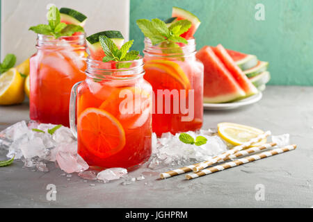 Wassermelone-Limonade in Einweckgläser Stockfoto