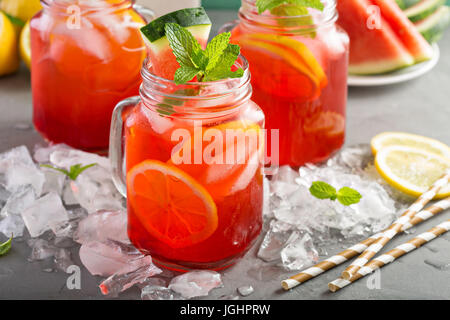 Wassermelone-Limonade in Einweckgläser Stockfoto