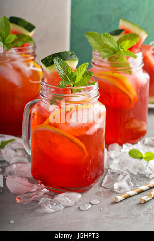 Wassermelone-Limonade in Einweckgläser Stockfoto