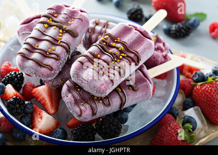 Gemischte Beeren Eis am Stiel mit Schokoladenglasur Stockfoto