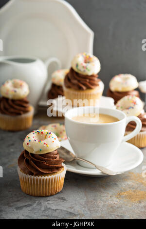 Kaffee und Sahne Muffins verziert mit donuts Stockfoto