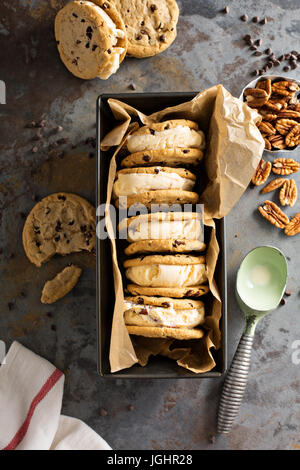 Ice Cream Sandwiches mit chocolate Chip cookies Stockfoto