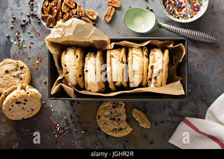 Ice Cream Sandwiches mit chocolate Chip cookies Stockfoto