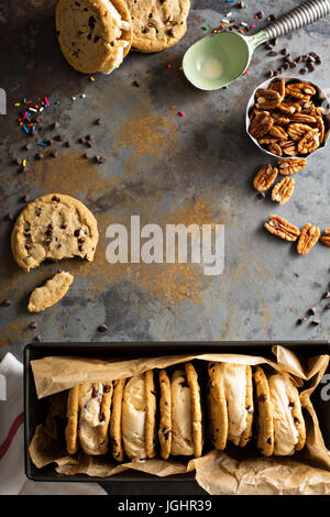 Ice Cream Sandwiches mit chocolate Chip cookies Stockfoto
