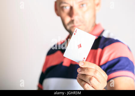 Mann mit Spielkarten in der hand Stockfoto