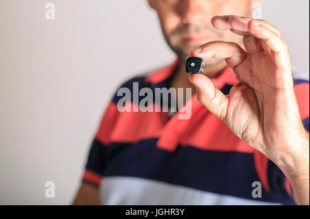 Mann zeigt einen Würfel in der hand Stockfoto