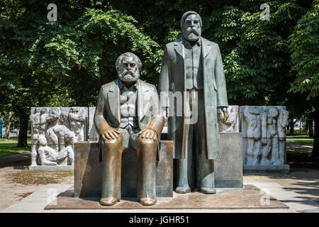 Berlin, Deutschland - 6. Juli 2017: Skulptur von Karl Marx und Friedrich Engels nahe Alexanderplatz in Berlin, Deutschland. Stockfoto