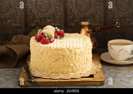 Napoleon geschichtet Torte mit Macarons und Himbeere Stockfoto