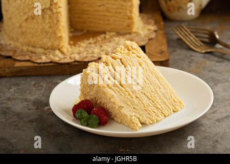 Napoleon geschichtet Torte mit Macarons und Himbeere Stockfoto