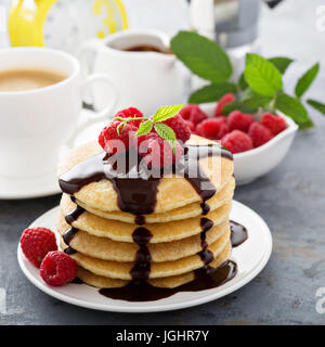 Stapel von flauschigen Buttermilch Pfannkuchen mit Schokolade Stockfoto