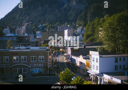 Blick aus der Vogelperspektive auf das Einkaufsviertel in der Innenstadt von Juneau. Stockfoto