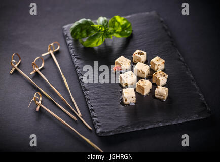 Gewürfelten Feta-Käse auf schwarzem Schiefer Stockfoto