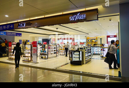 Saigon, Vietnam - 15. Mai 2017. Duty-Free-Shops an Tan Son Nhat International Airport in Saigon, Vietnam. Tan Son Nhat ist der verkehrsreichste Flughafen in Filmkunst Stockfoto