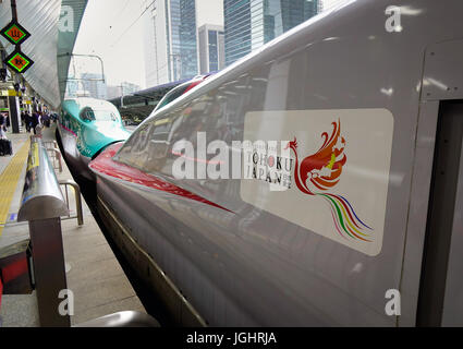 Tokyo, Japan - 15. Mai 2017. Ein Tohoku Shinkansen-Hochgeschwindigkeitszug, Haltestelle Bahnhof in Tokio, Japan. Shinkansen-Züge bieten dem Besucher ein experie Stockfoto