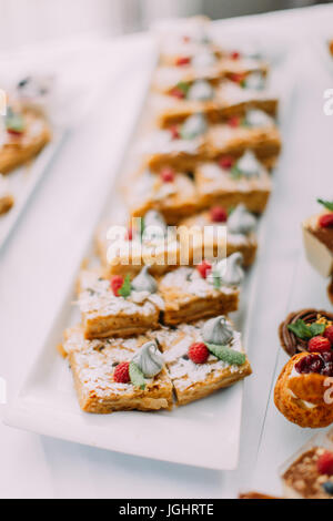 Köstliche Desserts mit Himbeeren für die Hochzeitsgesellschaft. Stockfoto