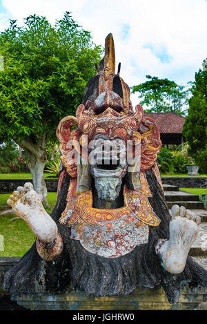 Bali, Indonesien - 3. Mai 2017: Statue am Tirta Gangga, die ehemalige königliche Wasserpalast ist ein Labyrinth aus Pools und Brunnen, umgeben von einem üppigen Garten Stockfoto