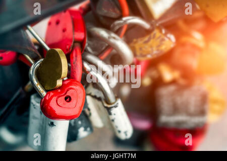 Rote locken in Form eines Herzens. Metall-Schlösser. Eine Reihe von Schleusen. Herz-Schlösser Stockfoto