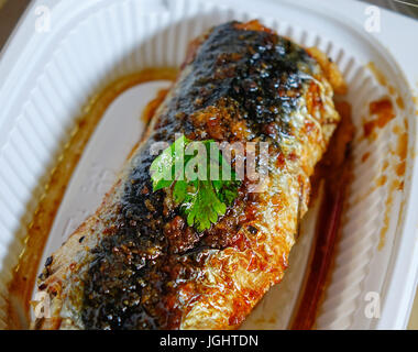 Japanische Fisch mit Sauce zum Mittagessen in das Feld ein. Hautnah. Stockfoto