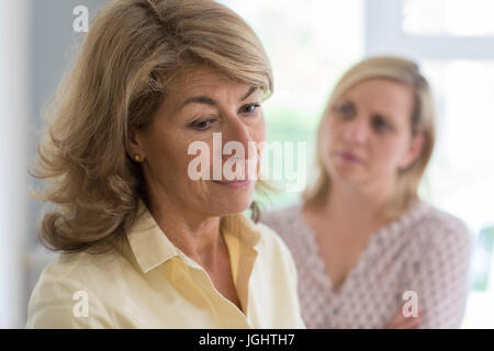 Schwere Reife Frau mit erwachsenen Tochter zu Hause Stockfoto