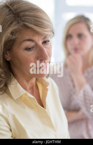 Schwere Reife Frau mit erwachsenen Tochter zu Hause Stockfoto