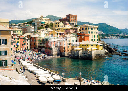 Boccadasse, mit seinen bunten Häusern und Kiesstrand, war einst ein Fischerdorf und ist heute ein Stadtteil der Stadt Genua in Ligurien, Italien. Stockfoto