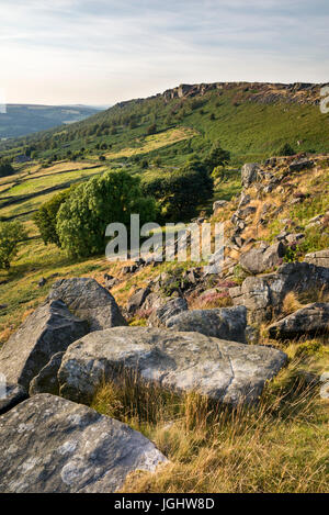 Ansicht der Curbar Kante von Baslow Kante im Peak District, Derbyshire, England. Stockfoto