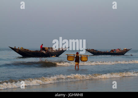 Fischer tragen ihre Fänge auf Dublarchar in der Eastern Division der Sundarbans Wald. Bagerhat, Bangladesch. Stockfoto