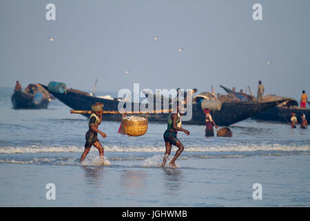 Fischer tragen ihre Fänge auf Dublarchar in der Eastern Division der Sundarbans Wald. Bagerhat, Bangladesch. Stockfoto