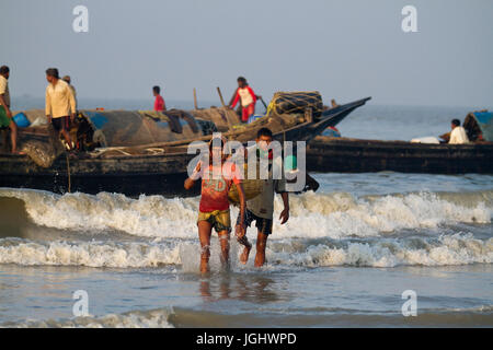 Fischer tragen ihre Fänge auf Dublarchar in der Eastern Division der Sundarbans Wald. Bagerhat, Bangladesch. Stockfoto