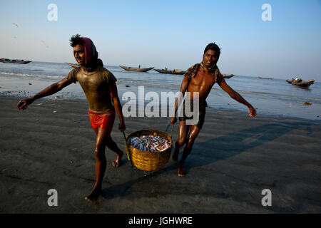 Fischer tragen ihre Fänge auf Dublarchar in der Eastern Division der Sundarbans Wald. Bagerhat, Bangladesch. Stockfoto