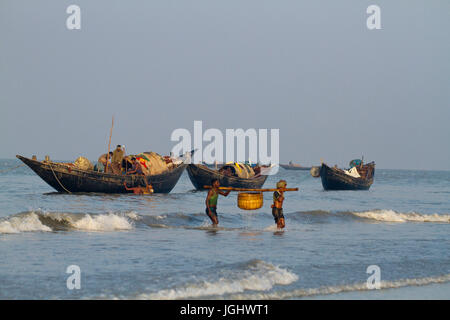 Fischer tragen ihre Fänge auf Dublarchar in der Eastern Division der Sundarbans Wald. Bagerhat, Bangladesch. Stockfoto