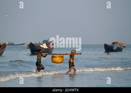 Fischer tragen ihre Fänge auf Dublarchar in der Eastern Division der Sundarbans Wald. Bagerhat, Bangladesch. Stockfoto