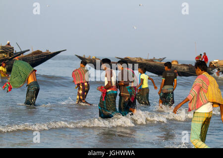 Menschen aus der Hindu-Gemeinschaft Baden am Golf von Bengalen während der Rash Mela am Dublarchar in der Eastern Division der Sundarbans-Wald. Tausende Stockfoto