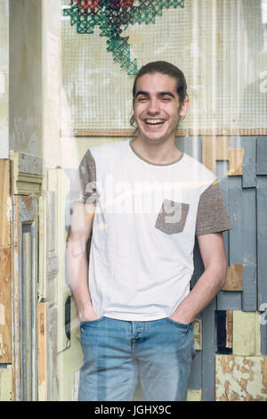 Porträt eines Mannes in einem Café Fenster schauen. Stockfoto
