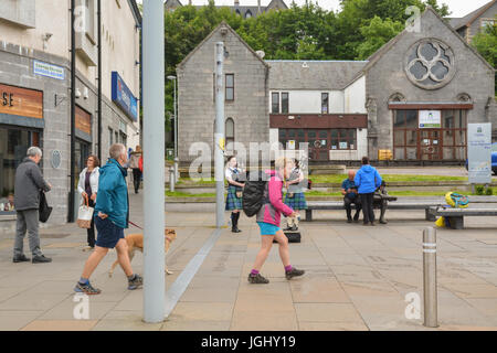 West Highland Way, Schottland, uk - zwei Wanderer und ihr Hund die Ziellinie in Fort William Stockfoto