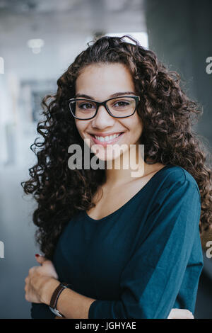 Smart, lächelnden Geschäftsfrau Stockfoto