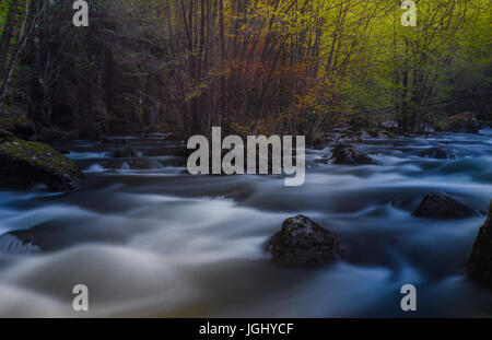 Langzeitbelichtung eines Flusses in Devin, Bulgarien Stockfoto